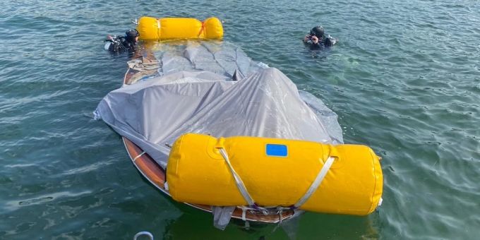 Polizeitaucher bergen mit Druckluft-Hebesäcken ein gesunkenes Schiff. Polizeitaucher bergen mit Druckluft-Hebesäcken ein gesunkenes Schiff.