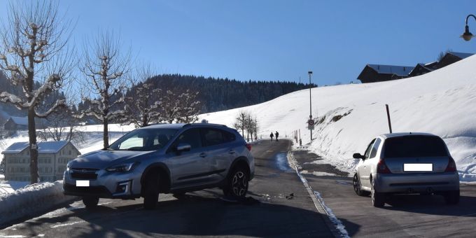 An den beiden Fahrzeugen entstand Schaden in der Höhe von mehreren Tausend Franken. Unfall