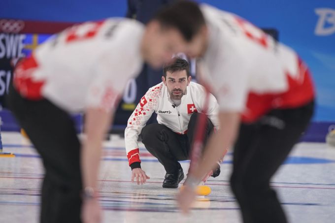 Die Schweizer Curler feiern zum Abschluss der Spiele einen Sieg. Olympia 2022