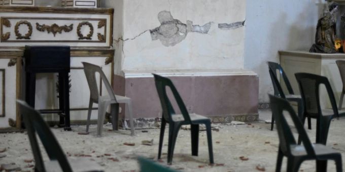 Schäden durch Erdbeben in einer Kirche Schäden durch Erdbeben in einer Kirche