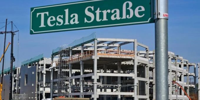 Noch ist nicht alles fertig, aber Tesla will rasch mit der Produktion beginnen. Foto: Patrick Pleul/dpa-Zentralbild/dpa Noch ist nicht alles fertig, aber Tesla will rasch mit der Produktion beginnen. Foto: Patrick Pleul/dpa-Zentralbild/dpa