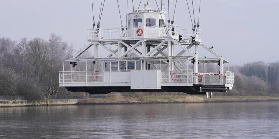 Die neue Rendsburger Schwebefähre fährt während einer Probefahrt über den Nord-Ostsee-Kanal (NOK) nach Rendsburg. Foto: Marcus Brandt/dpa