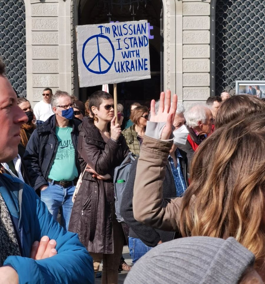 Eine Demonstrantin hält ein Schild hoch mit der Aufschrift: «Ich bin Russin, ich stehe der Ukraine bei.»