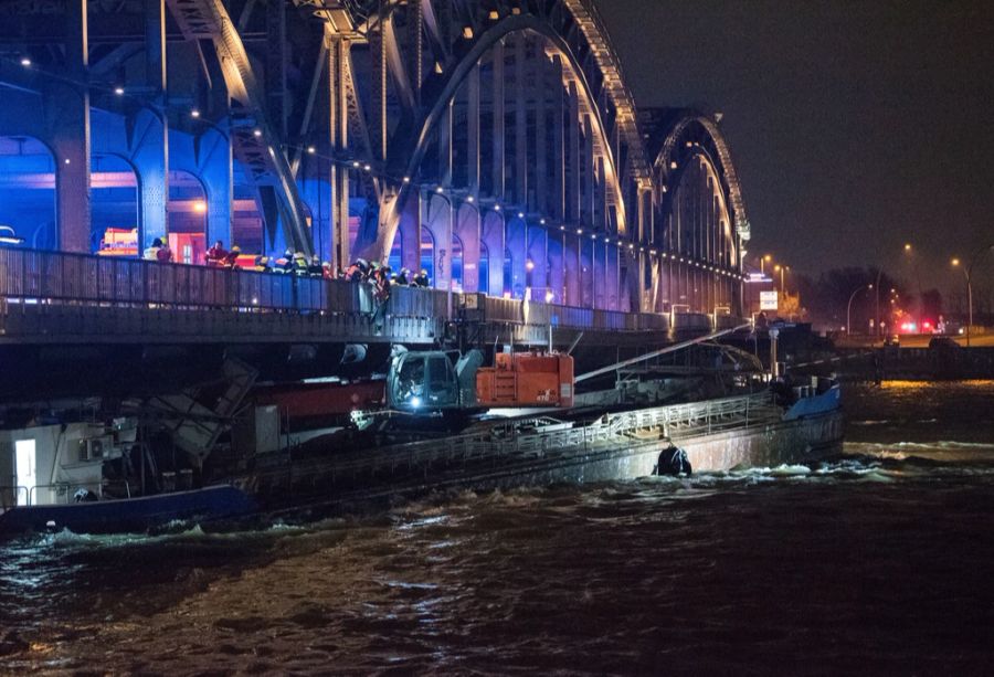 Beim Durchfahren der Brücke im starken Sturm war das Schiff mit dem Steuerhaus an der Brücke hängengeblieben und hat sich dabei verklemmt.