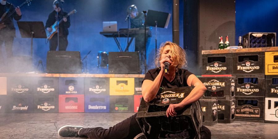 Magda Decker als Gisela sowie die Superbusen-Band auf der Bühne in Chemnitz.