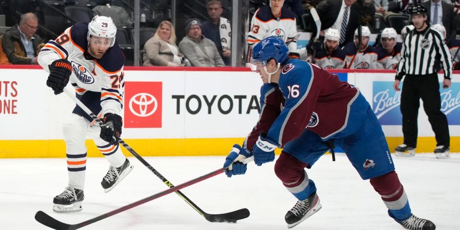 Leon Draisaitl (l) von den Edmonton Oilers in Aktion gegen Nicolas Aube-Kubel von Colorado.