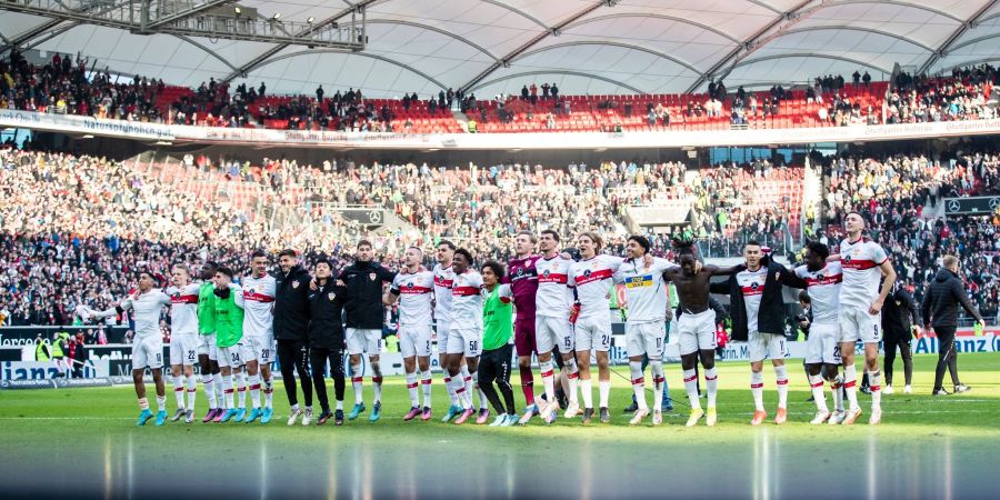 Nach dem Spiel gegen den FC Augsburg feiert die Mannschaft des VfB Stuttgart den Sieg.