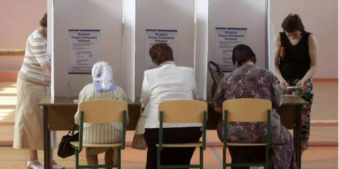 Frauen aus Lettland füllen ihren Stimmzettel aus. Frauen aus Lettland füllen ihren Stimmzettel aus.