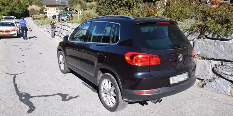 In Lunden GR stürzte ein Rentner aufgrund der Vollbremsung eines voranfahrenden Autos.