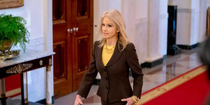 Trump-Beraterin Kellyanne Conway auf dem Weg zum Ost-Zimmer des Weissen Hauses in Washington. Trump-Beraterin Kellyanne Conway auf dem Weg zum Ost-Zimmer des Weissen Hauses in Washington.