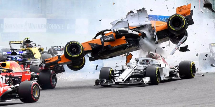 Charles Leclercs Halo-Schutz verhindert Schlimmeres, als Fernando Alonsos oranger Bolide auf ihm landet.