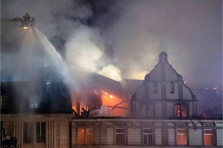 Feuerwehrleute versuchen einen Brand in einem Gebäude in der Nähe des Hauptbahnhofs zu löschen.