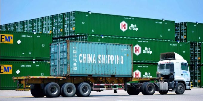 Ein Lkw befördert einen China Shipping Container im Hafen von Qingdao. Ein Lkw befördert einen China Shipping Container im Hafen von Qingdao.