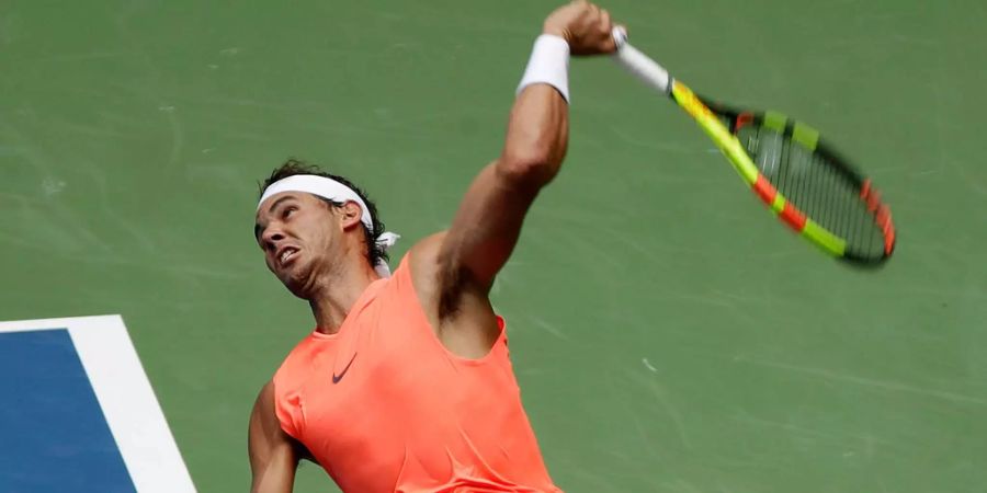 Rafael Nadal serviert am US Open in New York gegen Nikoloz Basilashvili auf.