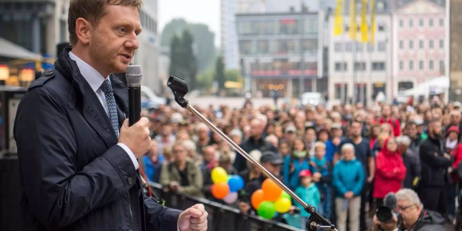 Michael Kretschmer (CDU), Ministerpräsident von Sachsen, spricht auf der Kundgebung der Evangelisch-Lutherischen Kirche Chemnitz.