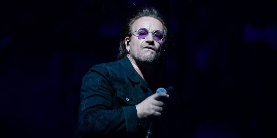 Bono, Sänger der irischen Rockband U2, singt beim Konzert seiner Band in der Mercedes-Benz-Arena in Berlin.