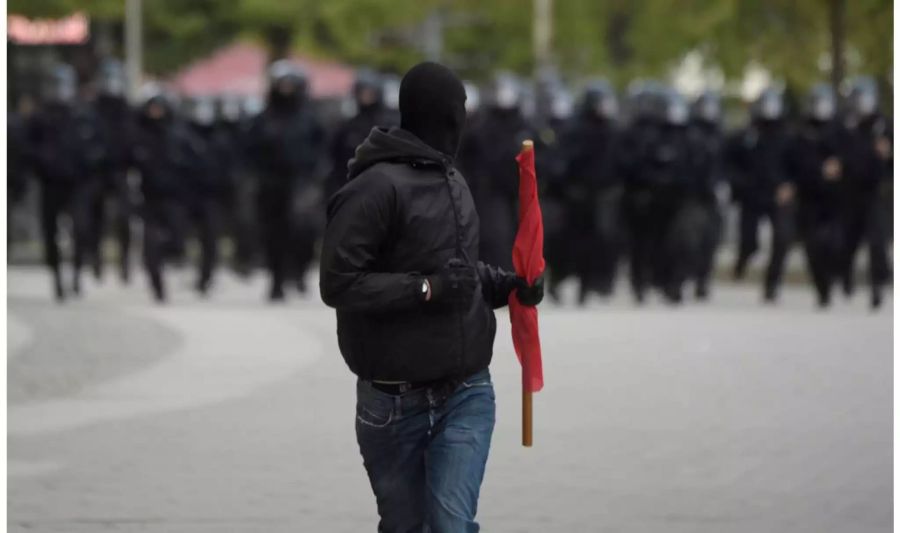 In Chemnitz Ein Demonstrant flieht vor Polizisten.