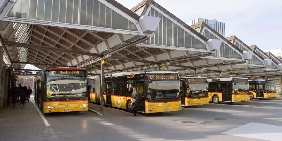 Die Postauto-Haltestellen am Hauptbahnhof Bern.