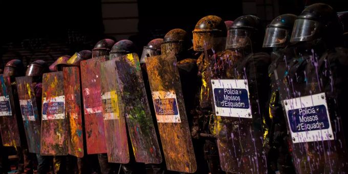 Katalanische Polizisten stellen sich in eine Reihe bei Demonstrationen in Barcelona. Demonstranten bewarfen sie mit Farbe. Katalanische Polizisten stellen sich in eine Reihe bei Demonstrationen in Barcelona. Demonstranten bewarfen sie mit Farbe.