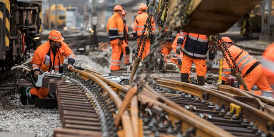 Mitarbeiter arbeiten an den Gleisen in Luzern.