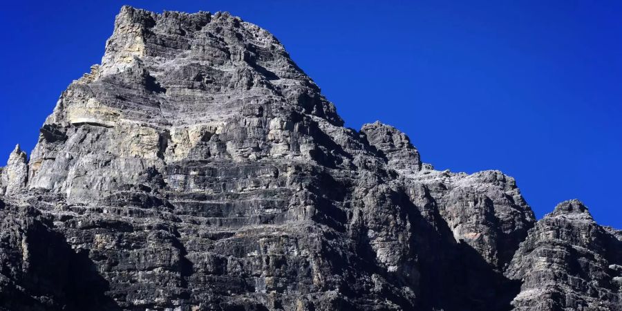 Der auf der deutsch-österreichischen Grenze gelegene 2592 Meter hohe Gipfel des Hochvogels, gesehen von der Tiroler Ortschaft Hinterhornbach.