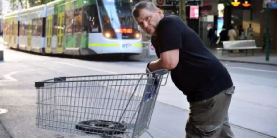 Der Obdachlose Michael Rogers stellte sich dem Angreifer in Melbourne mit einem Einkaufswagen entgegen.