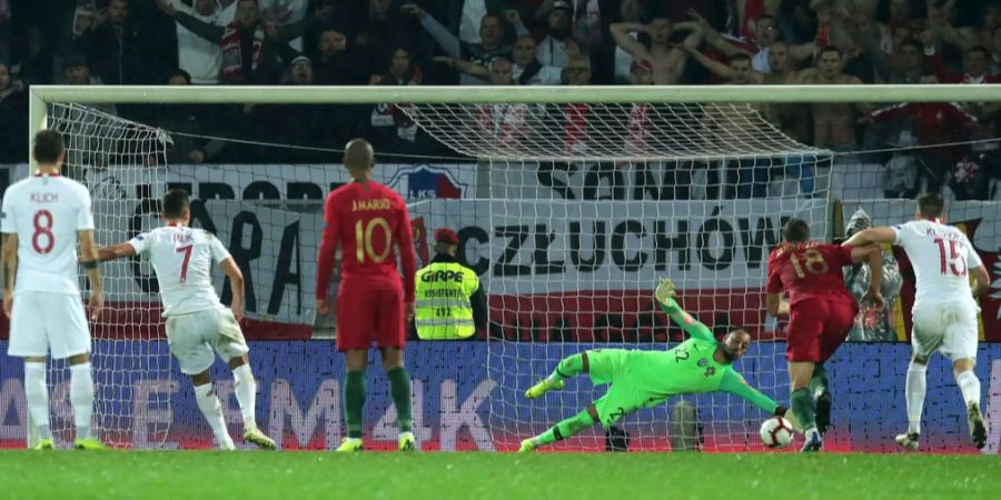 Polens Arkadiusz Milik trifft per Penalty zum 1:1-Ausgleich gegen Portugal.