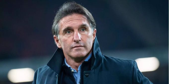 Wolfsburgs Trainer Bruno Labbadia bei einem Spiel im Stadion. Wolfsburgs Trainer Bruno Labbadia bei einem Spiel im Stadion.