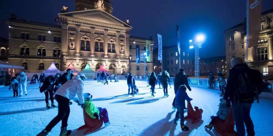 Leute auf dem Eisfeld auf dem Bundesplatz im Dezember 2016 - Keystone