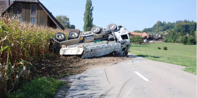 Ein umgekippter Lastwagen in Bibern SO. Ein umgekippter Lastwagen in Bibern SO.