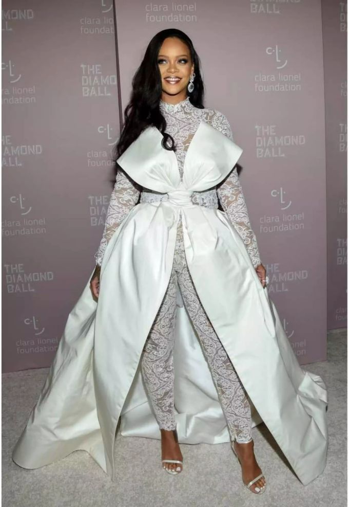 Sängerin Rihanna erscheint in einem Spitzen-Overall und XL-Schleife beim Diamond Ball. Sängerin Rihanna erscheint in einem Spitzen-Overall und XL-Schleife beim Diamond Ball.