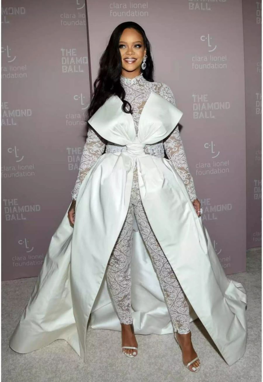 Sängerin Rihanna erscheint in einem Spitzen-Overall und XL-Schleife beim Diamond Ball.