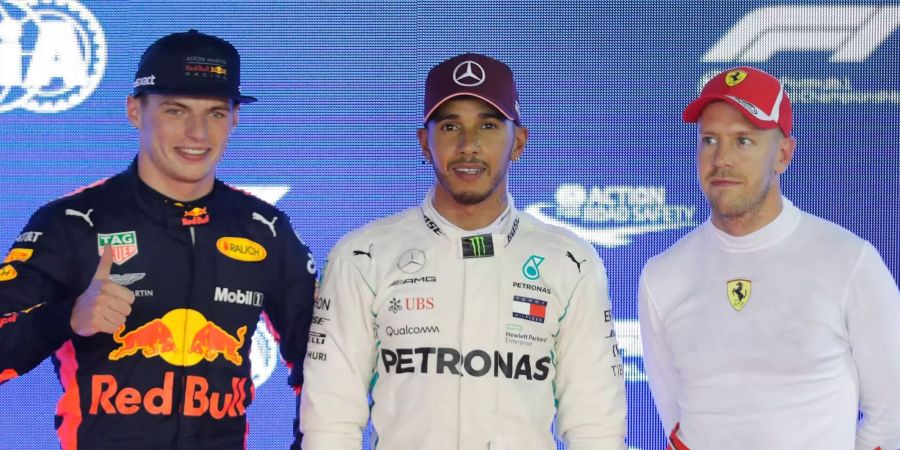 Max Verstappen (l.) aus den Niederlanden vom Team Red Bull Racing, Lewis Hamilton aus Grossbritannien vom Team Mercedes (m.) und Sebastian Vettel aus Deutschland vom Team Ferrari stehen nach der Qualifikation auf dem Podium.