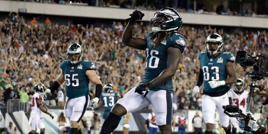 Philadelphias Jay Ajayi (Mitte) freut sich nach einem Touchdown gegen die Atlanta Falcons.