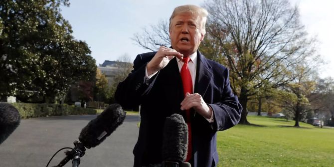 Donald Trump, Präsident der USA, spricht mit Reportern vor dem Weissen Haus, bevor er sich auf den Weg zum G20-Gipfel in Argentinien macht.