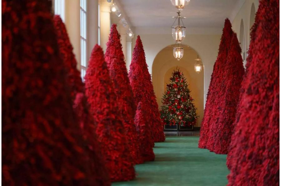 Am Ende des Ganges steht ein grosser Weihnachtsbaum: natürlich in Rot.