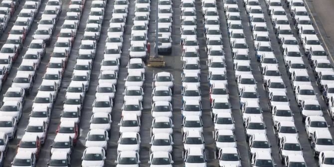 Geparkte Autos in einer Fabrik in Deutschland.