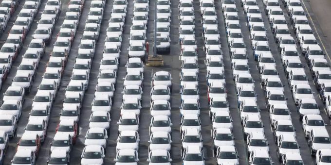 Donald Trump will Strafzölle auf importierte Autos einführen (Symbolbild). Geparkte Autos in einer Fabrik in Deutschland.