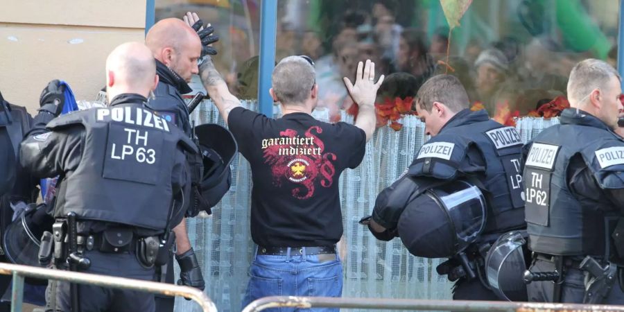 Ein Besucher wird vor Beginn eines Rechtsrock-Konzerts von der Polizei kontrolliert.