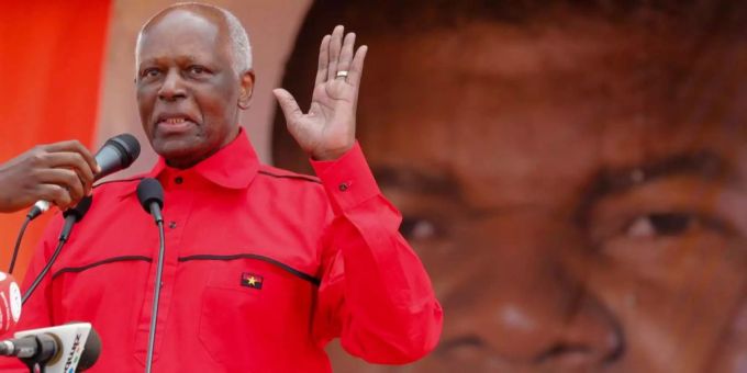 Der ehemalige Präsident von Angola José Eduardo dos Santos hält eine Rede. José Eduardo dos Santos