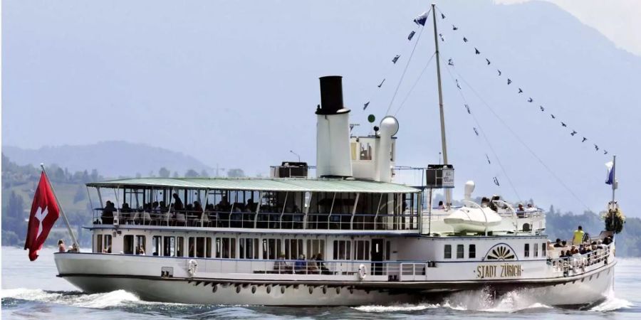 Ein Schiff auf dem Zürichsee.