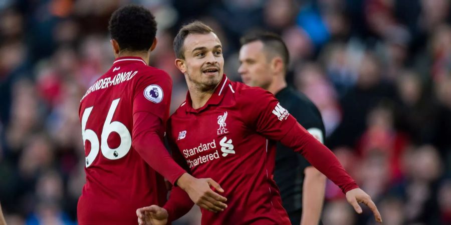 Xherdan Shaqiri erhält von seinem Liverpool-Teamkollegen Trent Alexander-Aronld Gratulationen zu seinem Tor gegen Cardiff.