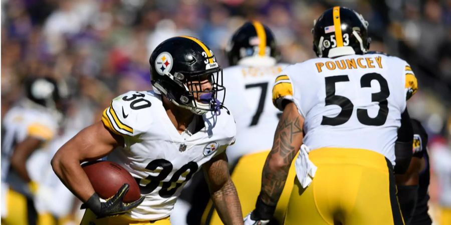 Den Pittsburgh Steelers gelingt gegen die Baltimore Ravens die Revanche für die Niederlage in der vierten Woche. Beim 23:16-Sieg kann es sich Mike Tomlins Team sogar leiten, den Fuss frühzeitig vom Gaspedal zu nehmen. Überragender Mann ist einmal mehr James Conner: Der Running Back erläuft zum vierten Mal in Folge über 100 Yards. Die Steelers haben damit nicht nur den Abstand auf Divisionsrivale Baltimore erhöht. Dank der zuletzt stärkeren Defense sind sie auf Playoff-Kurs. Sollte Le'Veon Bell diese Saison noch spielen, hätte Pittsburgh ein brutales RB-Duo zur Verfügung.