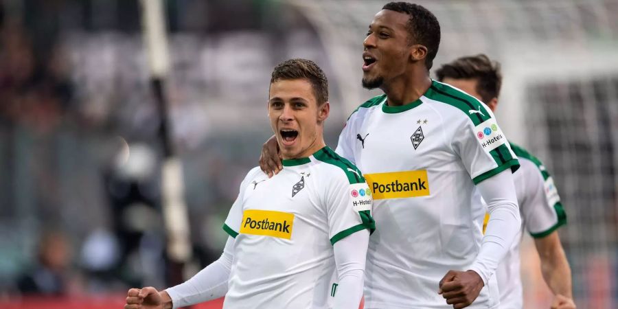 Gladbachs Torschütze Thorgan Hazard (l) und Alassane Pléa jubeln nach dem Treffer zur 1:0 Führung.