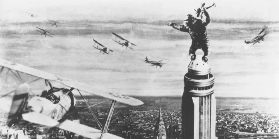 King Kong wird auf dem Empire state Building von flugzeugen angegriffen