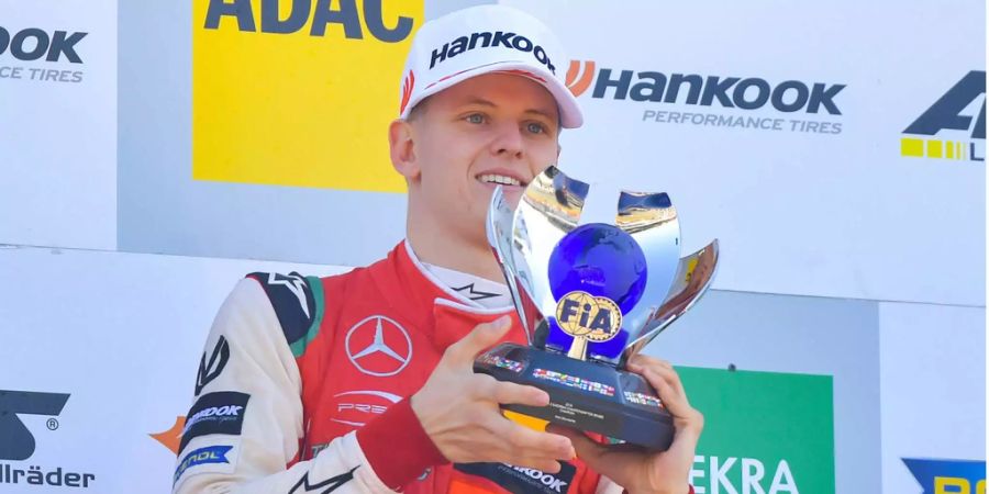 Mick Schumacher hält seine Trophäe beim Formel 3 Rennen am Hockenheimring.