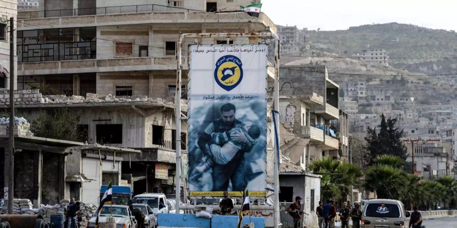 Kämpfer der syrischen Opposition kontrollieren ein Auto an einem Kontrollpunkt in der nordwestlichen Stadt Idlib.