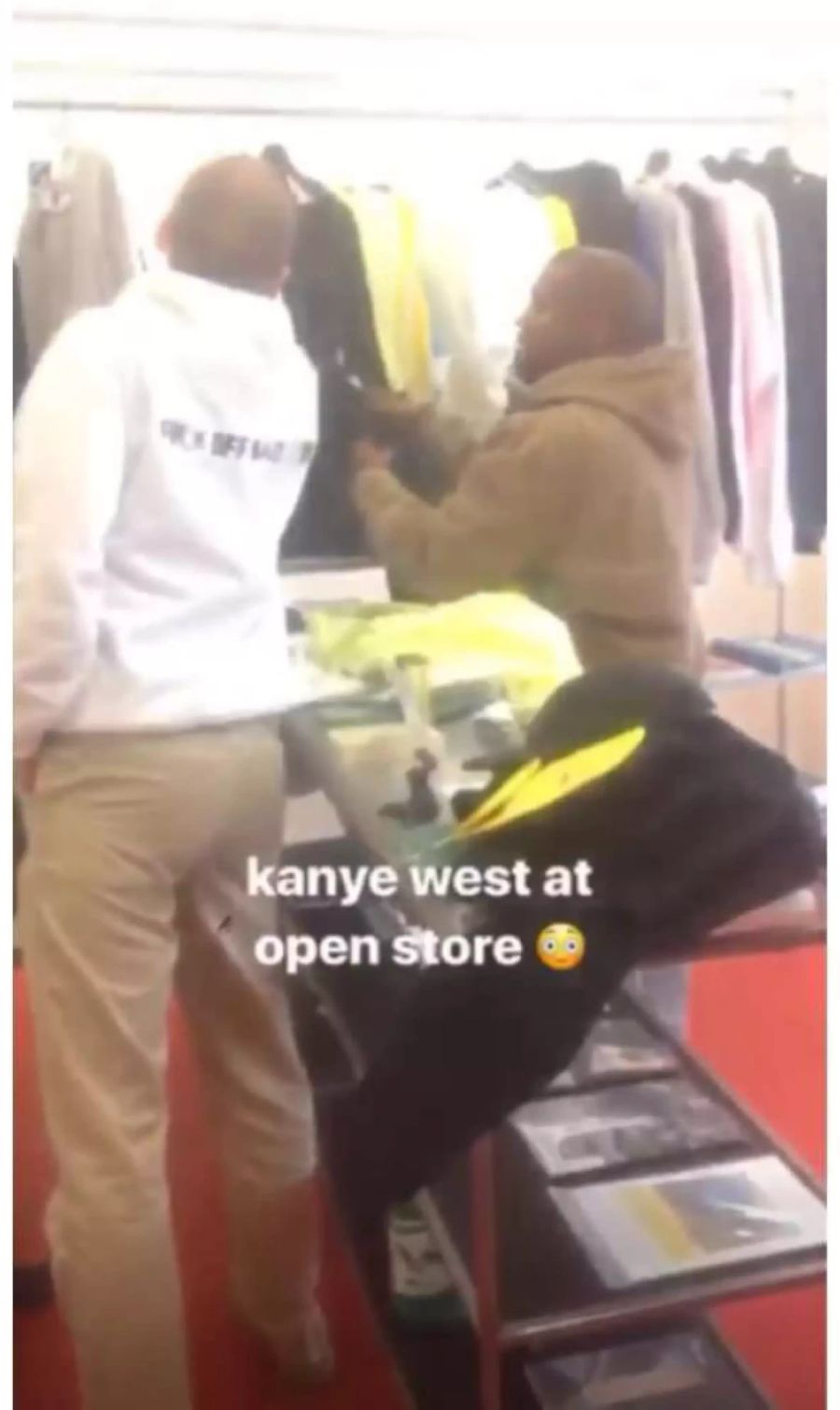 Kanye West stöbert im Basler Open Store nach Kleidern.