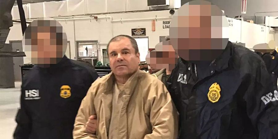 Der mexikanische Drogenboss Joaquín «El Chapo» Guzmán wird von Polizisten eskortiert.