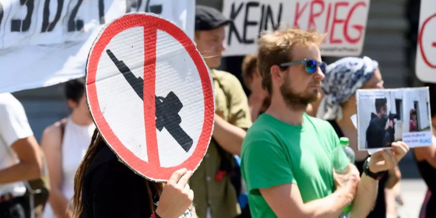 Demonstranten protestieren wahrend einer Aktion gegen Waffenexporte in Bürgerkriegsländer, am Sonntag, 1. Juli 2018, in Bern.